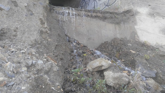 Imperia: perdite dell'acquedotto sotto l'incompiuta, la preoccupazione dei cittadini. Amat "Stiamo intervenendo" (foto e video)