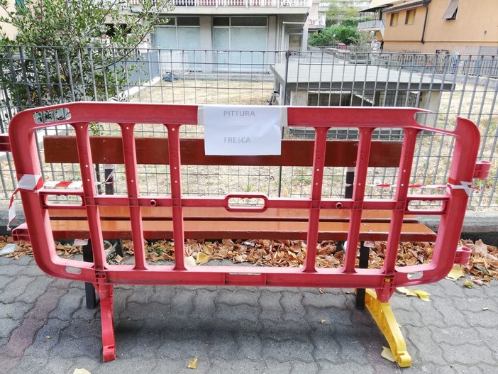 Ventimiglia: pitturate le panchine in zona Roverino e ripulito il quartiere dalle foglie secche, il comitato ringrazia il Vice Sindaco Bertolucci Ventimiglia: pitturate le panchine in zona Roverino e ripulito il quartiere dalle foglie secche, il comitato ringrazia il Vice Sindaco Bertolucci