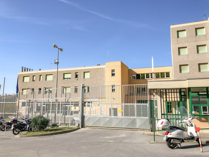 Carcere di Sanremo: detenuto si arrampica per protesta sul terrazzo dei passeggi, intervento della Polizia Penitenziaria