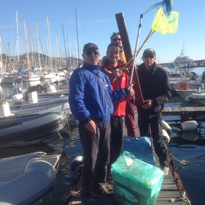 Sanremo: Consoli del Mare e Circolo 'Il Timone' ripuliscono acque di superficie a Porto Vecchio Sanremo: Consoli del Mare e Circolo 'Il Timone' ripuliscono acque di superficie a Porto Vecchio