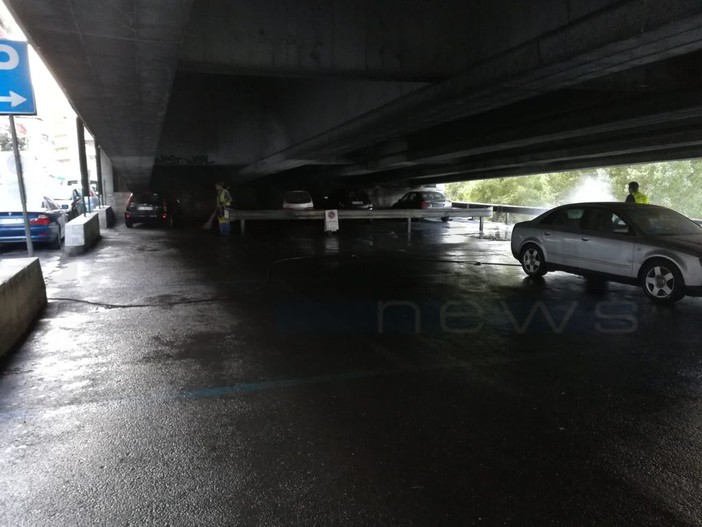 Ventimiglia: spazzamento e lavaggio straordinario del parcheggio sotto il cavalcavia di via Tenda, rimosse alcune auto abbandonate Ventimiglia: spazzamento e lavaggio straordinario del parcheggio sotto il cavalcavia di via Tenda, rimosse alcune auto abbandonate