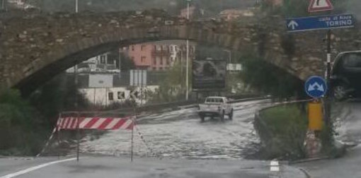 Imperia: chiusa per allagamento la strada a Castelvecchio ma qualcuno passa lo stesso Imperia: chiusa per allagamento la strada a Castelvecchio ma qualcuno passa lo stesso