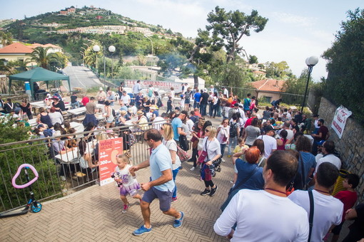 Ospedaletti, “Passeggiando Assaporando” festeggia 20 anni: il 1° maggio torna la passeggiata enogastronomica tra mare e colline