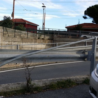 Arma di Taggia: condizioni precarie di un corrimano, la preoccupata segnalazione di una lettrice