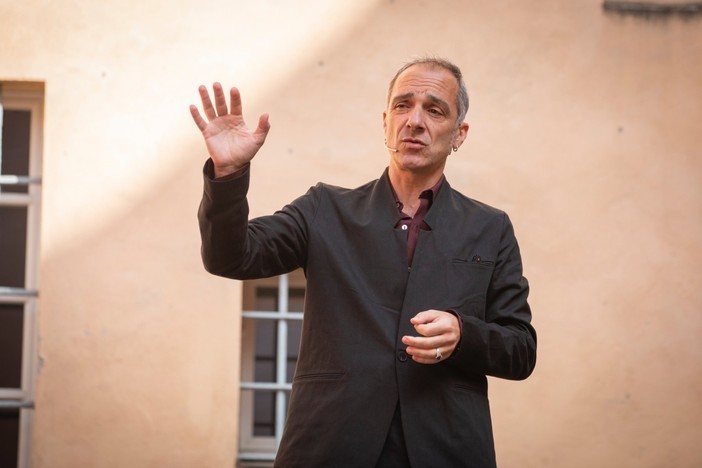 Sanremo, “Saliscendi” chiude in Pigna con Mauro Pescio e il racconto “Non è la storia di un eroe” Sanremo, “Saliscendi” chiude in Pigna con Mauro Pescio e il racconto “Non è la storia di un eroe”