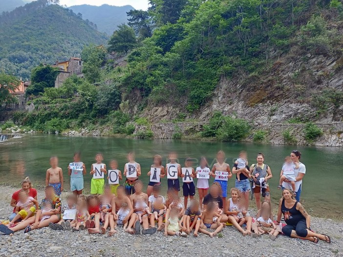 I bambini di Badalucco dicono 'No alla diga', le famiglie hanno paura di perdere il torrente