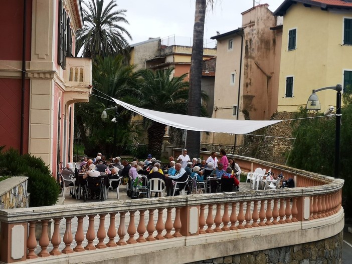 Bordighera, la fondazione San Giuseppe ringrazia l'osteria dei Berlegge per il pranzo offerto agli ospiti (foto) Bordighera, la fondazione San Giuseppe ringrazia l'osteria dei Berlegge per il pranzo offerto agli ospiti (foto)