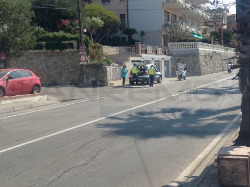 Sanremo: posto di blocco della Polizia Municipale questa mattina in Corso Mazzini, a pochi metri dal luogo in cui ha perso la vita Gabriele Sabattini Sanremo: posto di blocco della Polizia Municipale questa mattina in Corso Mazzini, a pochi metri dal luogo in cui ha perso la vita Gabriele Sabattini
