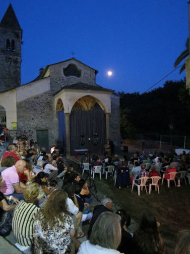 Domenica prossima a Prelà 'Mercatino delle meraviglie' con danze orientali, la mostra di Peter Hrubesch e concerto dei 'Long island band'