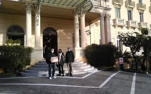 Consegnato presso la Provincia il ‘Dono di Natale’ dei cittadini e associazioni riuniti nella Società della Cura Consegnato presso la Provincia il ‘Dono di Natale’ dei cittadini e associazioni riuniti nella Società della Cura