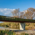 Ventimiglia, ignoti imbrattano il ponte ciclopedonale sul Nervia. FdI: "Puro gesto di inciviltà"