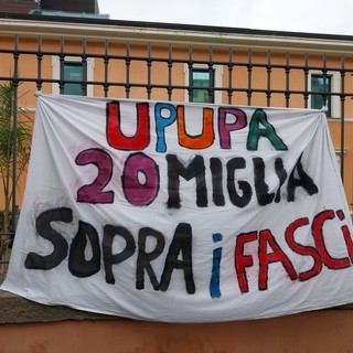 Davanti al Tribunale a Imperia presidio a sostegno di Upupa Ventimiglia (foto)