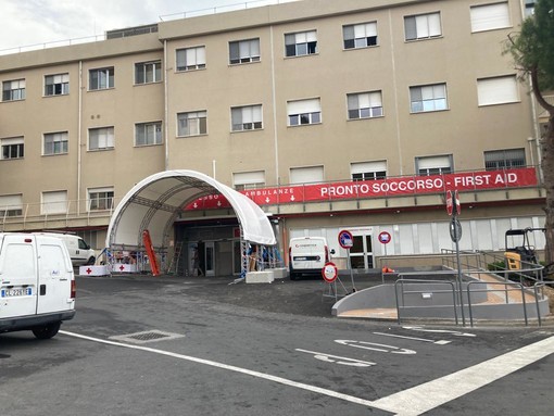 Aggressione al Pronto Soccorso di Imperia: feriti due infermieri, distrutta la sala triage