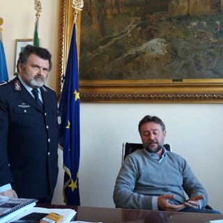 Bordighera: multa al musicista Marco Fusi, il sindaco replica "Non stava provando l'acustica, aveva messo in mostra i suoi cd e chiedeva soldi con un piattino"