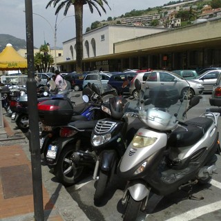 Ventimiglia: in piazza Battisti, più di cento posteggi per gli scooter