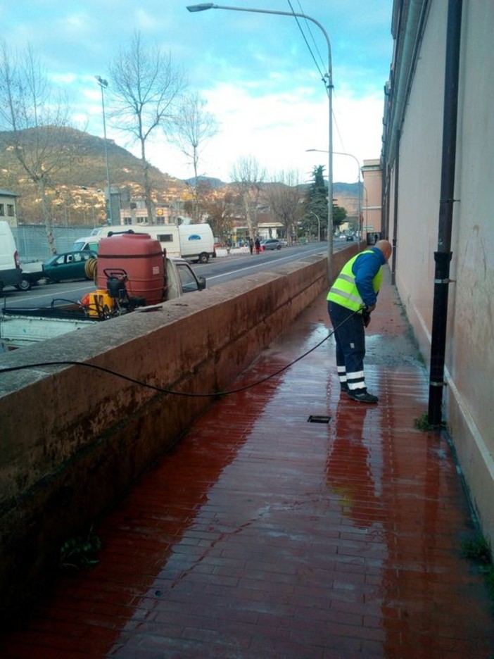 Ventimiglia: pulizia straordinaria del mini tunnel del cimitero di Roverino in attesa della chiusura definitiva