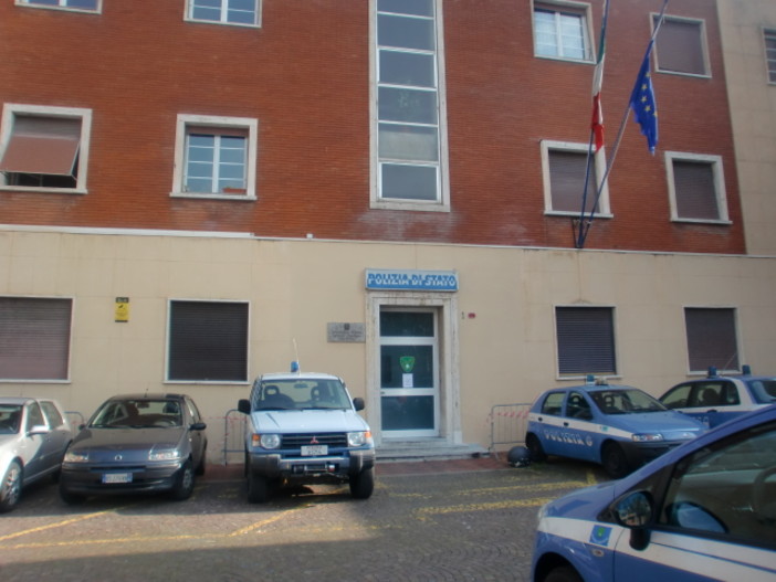 Ventimiglia: rischia la morte per passare il confine, salvato grazie alla Polizia di Frontiera Ventimiglia: rischia la morte per passare il confine, salvato grazie alla Polizia di Frontiera