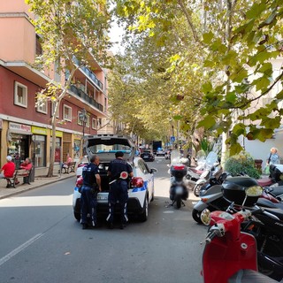 Sanremo: clochard sorpreso a girovagare in corso Garibaldi, allontanato dalla Polizia