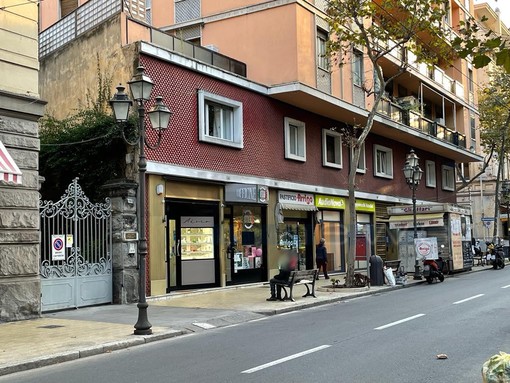 Sanremo: negozi di corso Garibaldi ostaggio di clochard e questuanti, "Da mesi chiediamo la rimozione delle panchine ma il Comune non risponde"