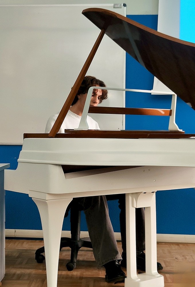 Donato pianoforte a coda all'Istituto ‘Colombo’ di Sanremo