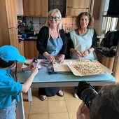 Taggia su Pasta Grannies: nonne Franca e Rosetta conquistano il pubblico internazionale con le tagliatelle all’oliva taggiasca e pomodori secchi