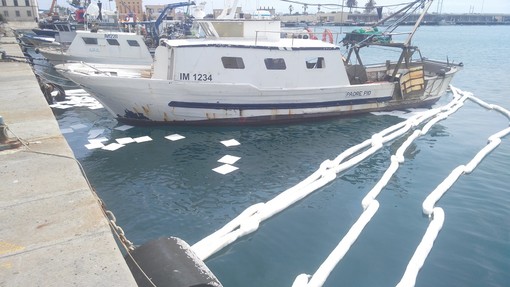 Imperia: peschereccio perde carburante in mare al porto di Oneglia, immediato l'intervento della Capitaneria di Porto (foto)