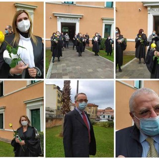 Imperia, con in mano una rosa gialla e un codice protestano giudici e magistrati onorari: "Siamo sottopagati e senza tutele" (foto e video)