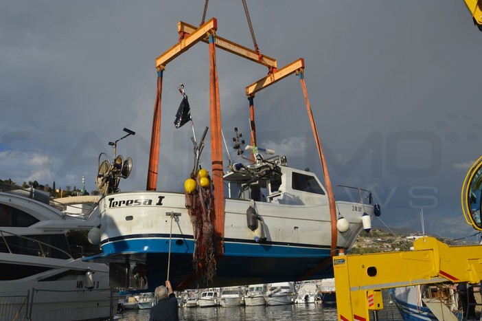 Bordighera: posto sotto sequestro il peschereccio ‘Teresa I’ affondato ieri. Porto riaperto, ma proseguono le indagini e le operazioni di bonifica (Foto e Video)