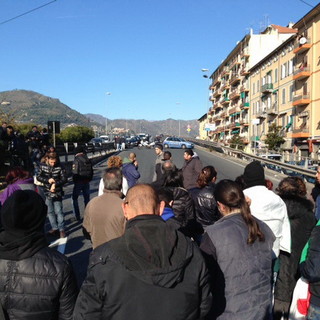 Ventimiglia: discordanza di opinioni tra i manifestanti sulla liberazione della rotonda di Roverino Ventimiglia: discordanza di opinioni tra i manifestanti sulla liberazione della rotonda di Roverino