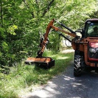 Pontedassio, sinergia tra Comune e volontari per la pulizia delle strade e lo sfalcio (foto)