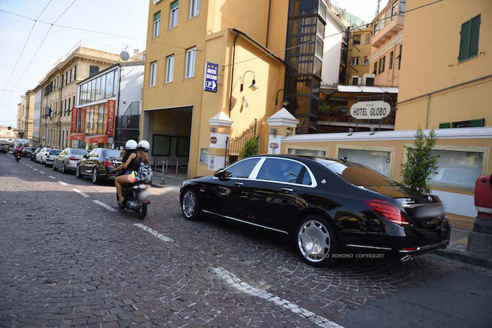 Sanremo: colonna di auto di lusso posteggiate in via Asquasciati, principi arabi impegnati nello shopping in centro Sanremo: colonna di auto di lusso posteggiate in via Asquasciati, principi arabi impegnati nello shopping in centro