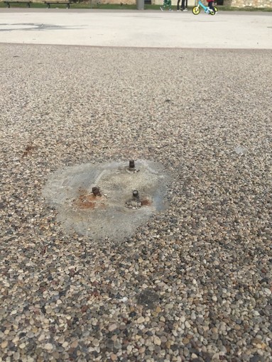 Sanremo: bulloni sporgenti nel piazzale di Pian di Nave, lettore segnala potenziale pericolo per i bambini Sanremo: bulloni sporgenti nel piazzale di Pian di Nave, lettore segnala potenziale pericolo per i bambini