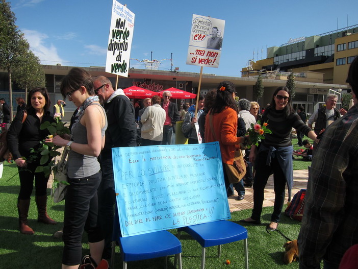 Sanremo: sit-in sul prato finto, la protesta di una partecipante per l'assenza del sindaco Sanremo: sit-in sul prato finto, la protesta di una partecipante per l'assenza del sindaco