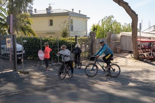 Sanremo: Pista Ciclabile chiusa per lavori di asfaltatura, una brutta sorpresa per molti turisti. Ecco cosa ci hanno detto (foto e video)
