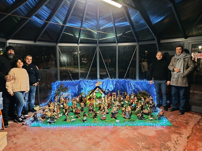 Il Team Vannacci “X Legio” di Ventimiglia allestisce un presepe nei giardini pubblici (Foto)