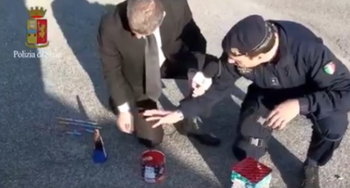 Fuochi d’artificio: i consigli della Polizia di Stato per un Capodanno in sicurezza Fuochi d’artificio: i consigli della Polizia di Stato per un Capodanno in sicurezza