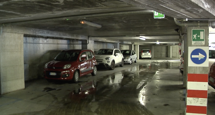 Imperia, parcheggio dell’ex Consorzio agrario allagato. Una utente: “A piedi nudi per raggiungere le auto” (video)