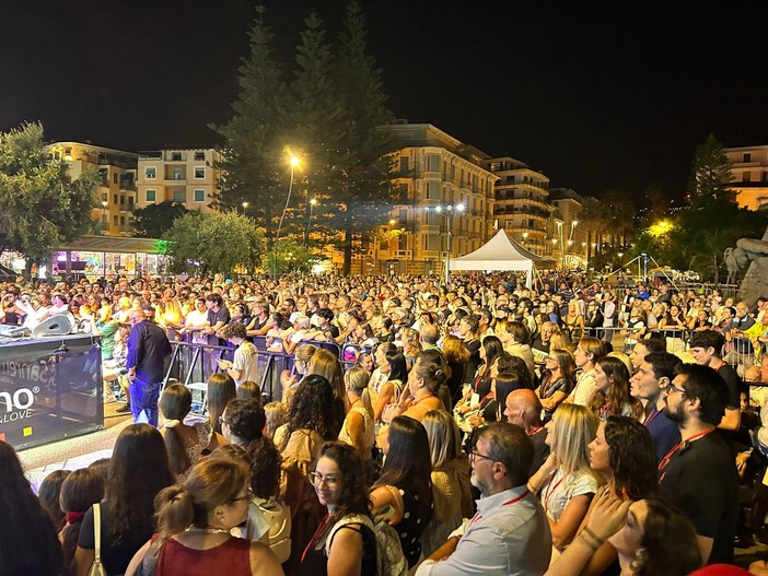 La Sinfonica esce dall'Alfano e va in piazza: la grande musica incontra la città e prova a parlare a un pubblico nuovo La Sinfonica esce dall'Alfano e va in piazza: la grande musica incontra la città e prova a parlare a un pubblico nuovo