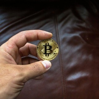 Bitcoin sotto pressione: tra vendite dei whale e nervi tesi sul fronte macro