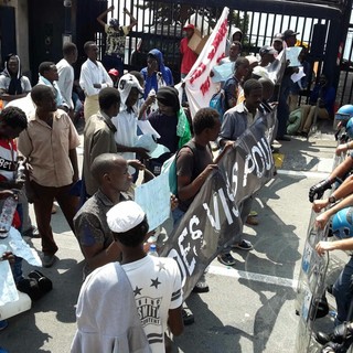Ventimiglia: i migranti sempre fermi in protesta sulla strada verso il confine, in 3 mila nell’ultimo mese in città (Video)