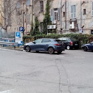 Ventimiglia, parcheggi 'selvaggi' allo scalo ferroviario, la segnalazione: "Il Comune non può non vederli" (foto)