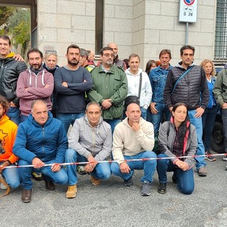 Imperia, i vigili del fuoco protestano contro l'obbligo del greenpass: "Prima eravamo carne da macello, ora non ci lasciano lavorare. Provvedimento assurdo" (foto e video)