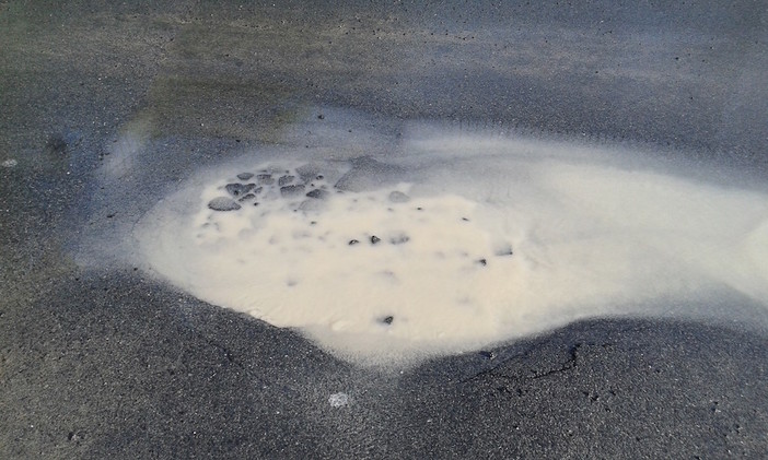 Sanremo: lettore fotografa una grossa perdita d'acqua in strada solaro