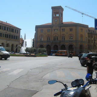 Imperia: volantinaggio contro la Banca d'Italia, azione di protesta in piazza Dante