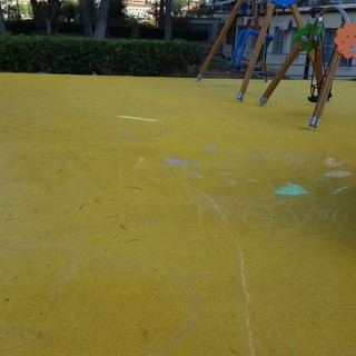 Ventimiglia: dopo nemmeno una settimana dall'apertura scarabocchiato il Parco del Corsaro Nero, l'Amministrazione fa appello ai genitori Ventimiglia: dopo nemmeno una settimana dall'apertura scarabocchiato il Parco del Corsaro Nero, l'Amministrazione fa appello ai genitori