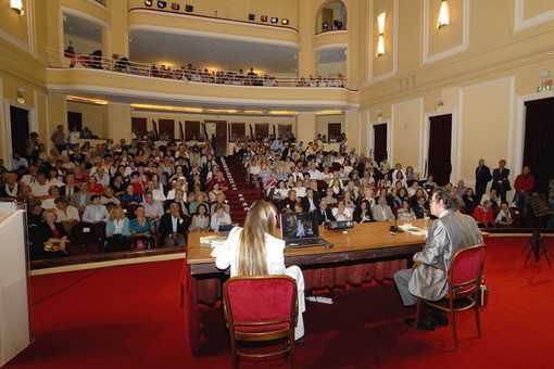 Sanremo: teatro del Casinò esaurito per la conferenza di Philippe Daverio Sanremo: teatro del Casinò esaurito per la conferenza di Philippe Daverio