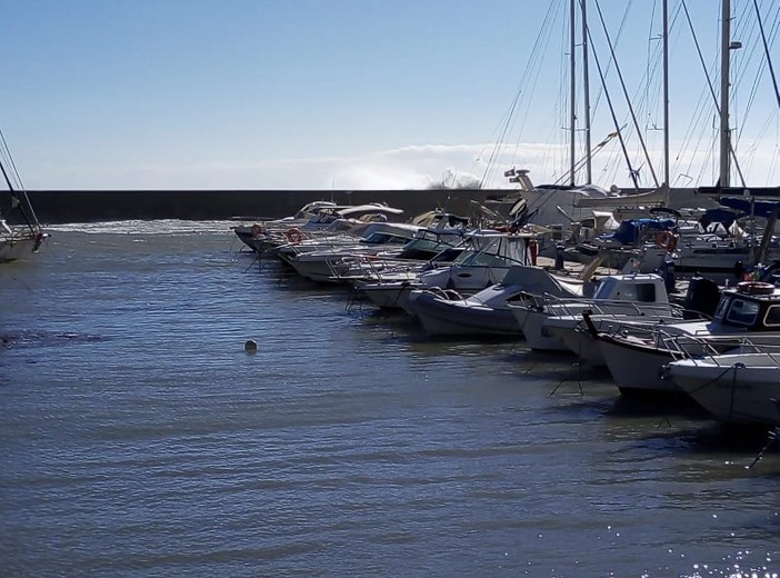Maltempo, situazione critica al porto di San Bartolomeo al Mare, Urso "Gravi danni a struttura e imbarcazioni" (foto)