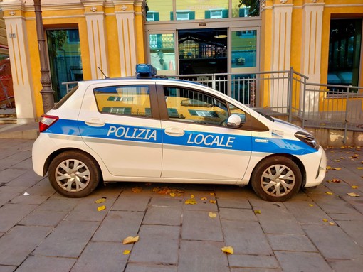 Attivista distribuisce "santini" in centro a Imperia, identificato dai vigili