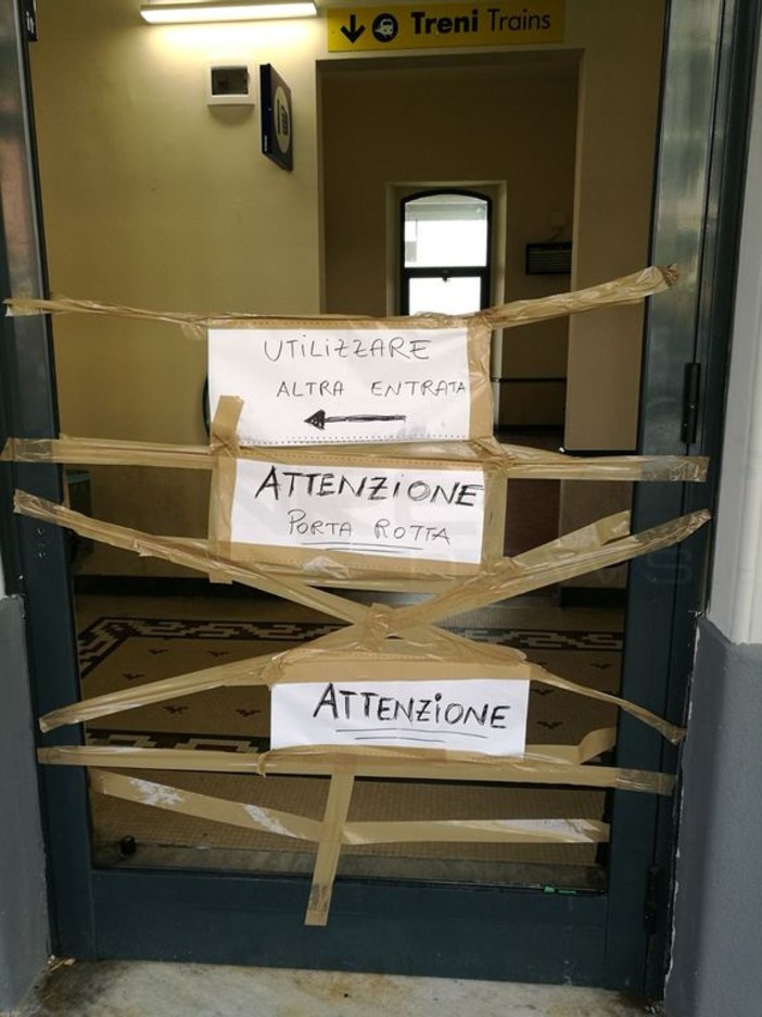 Bordighera: atto vandalico nella città delle palme, rotto il vetro di una porta della stazione (Foto) Bordighera: atto vandalico nella città delle palme, rotto il vetro di una porta della stazione (Foto)