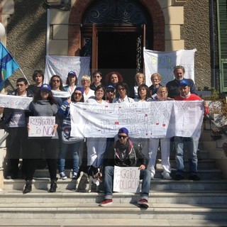 Sanremo: protesta dei dipendenti della Coop Il Faggio "Chiediamo il pagamento degli stipendi. Siamo arrabbiati, non ne possiamo più"